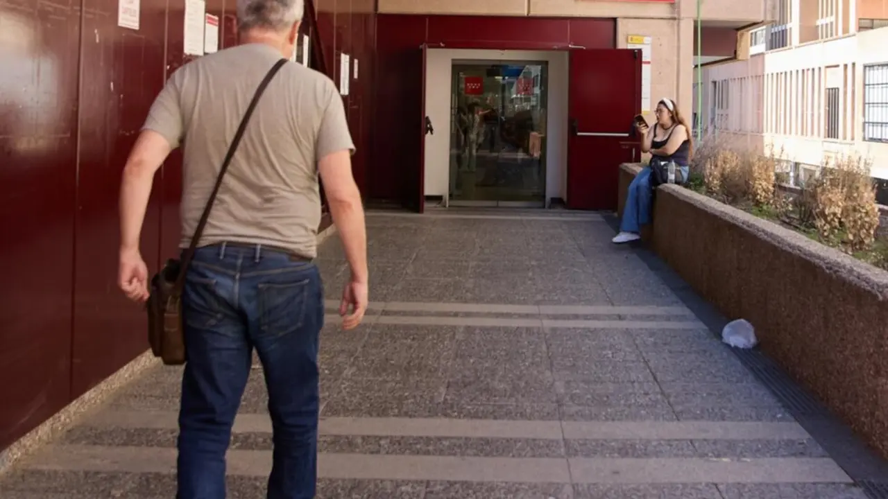  Archivo - Un hombre se dirige a una oficina de empleo<br>- Jes&uacute;s Hell&iacute;n - Europa Press - Archivo 