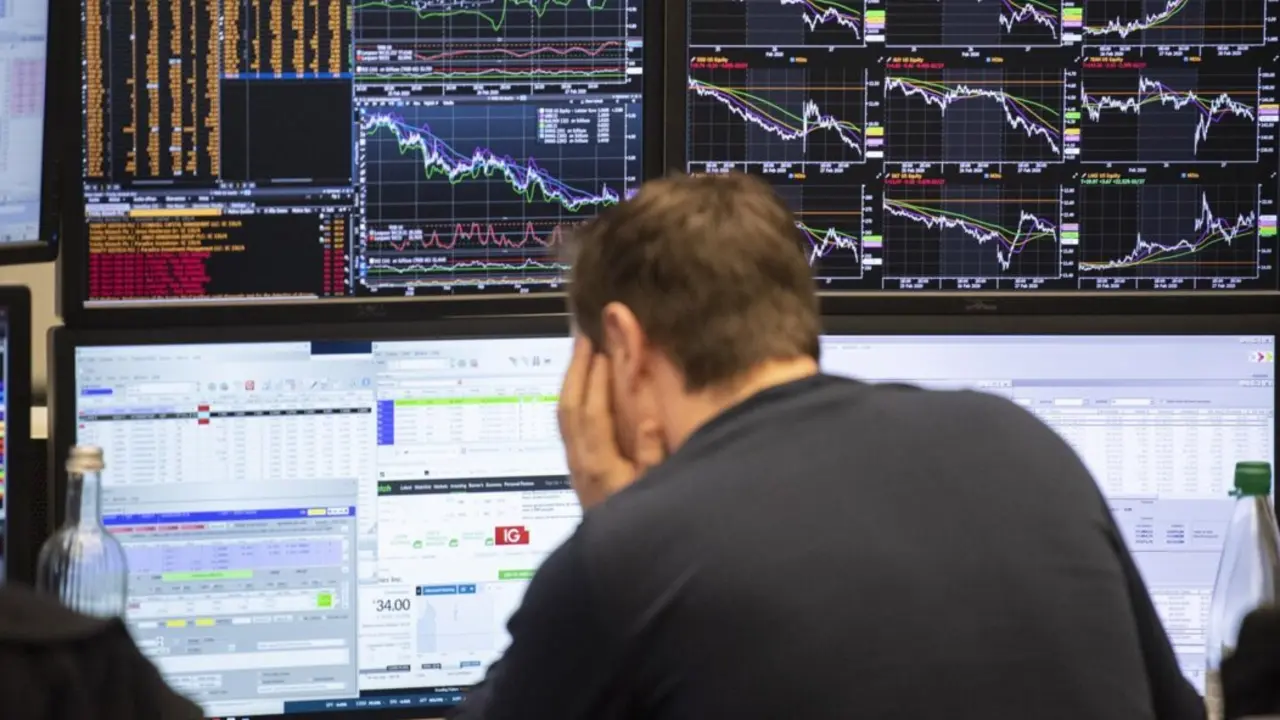  Archivo - 28 February 2020, Hessen, Frankfurt_Main: An exchange trader looks at his monitors at the Frankfurt Stock Exchange.<br>- Boris Roessler/dpa - Archivo 