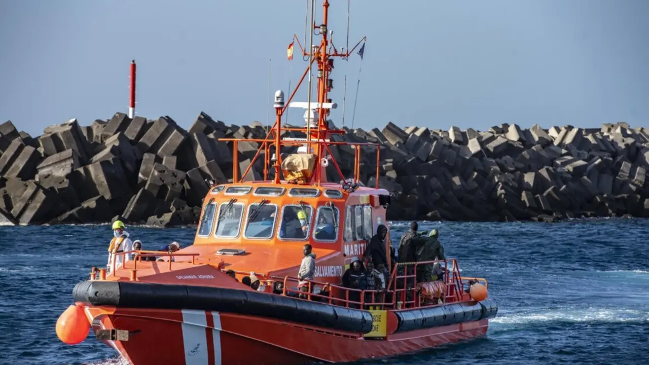  Archivo - Una lancha de Salvamento Mar&iacute;timo tras el rescate de un cayuco a su llegada al Puerto de la Restinga, a 3 de diciembre de 2024, en El Hierro, Santa Cruz de Tenerife, Tenerife, Canarias (Espa&ntilde;a).<br>- Antonio Sempere - Europa Press - Archivo 