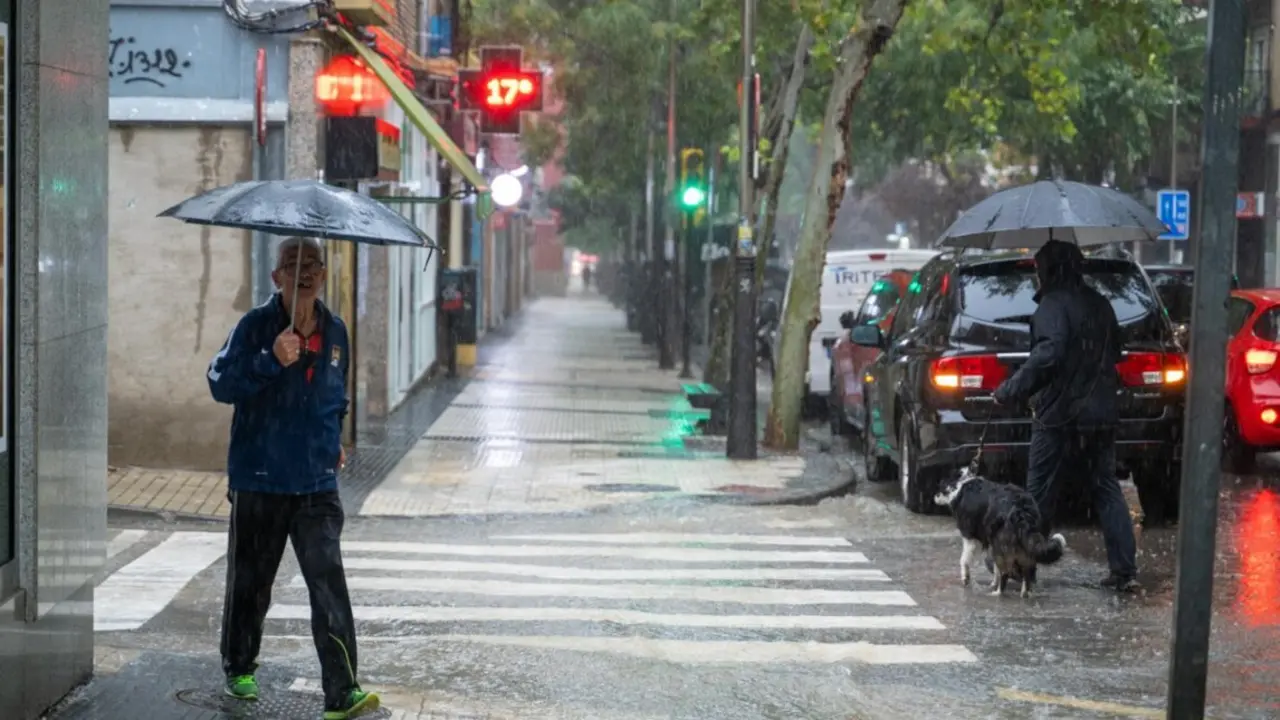  Archivo - Varias personas caminan bajo la lluvia, a 21 de septiembre de 2024, en Zaragoza, Arag&oacute;n (Espa&ntilde;a).<br>- Marcos Cebri&aacute;n - Europa Press - Archivo 