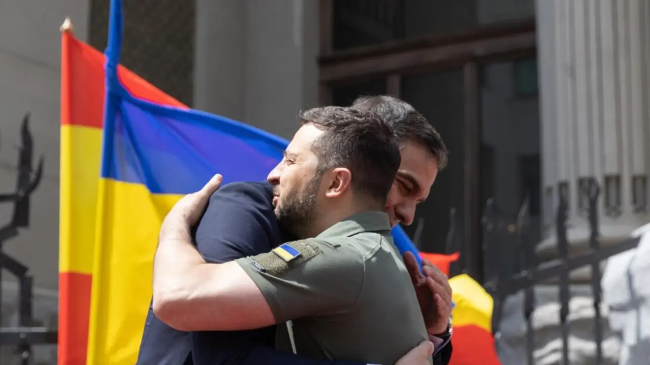  Archivo - El presidente del Gobierno, Pedro S&aacute;nchez, con el presidente de Ucrania, Volodimir Zelenski, en Kiev (Ucrania). - -/Ukrainian Presidency/Dpa - Archivo 