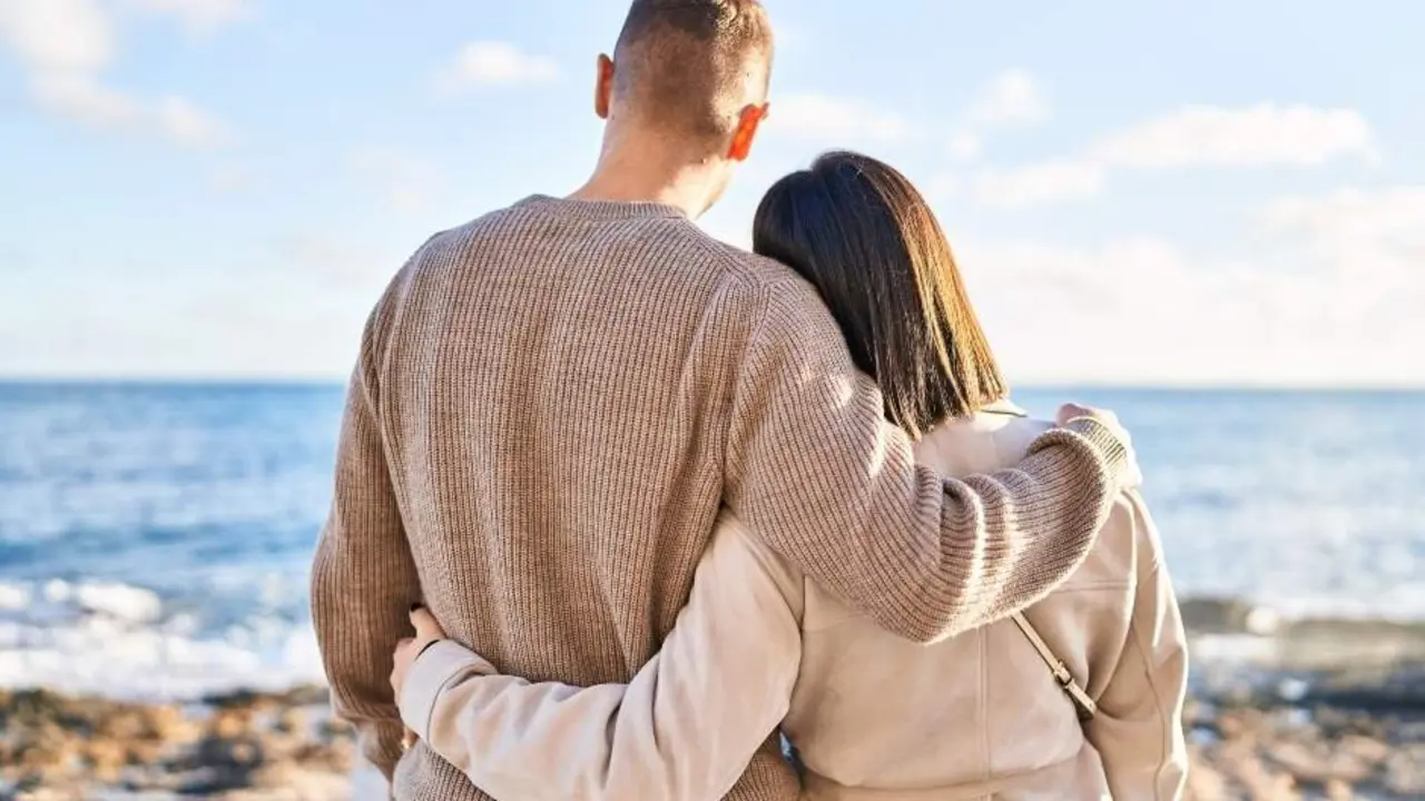  Pareja frente al mar. 