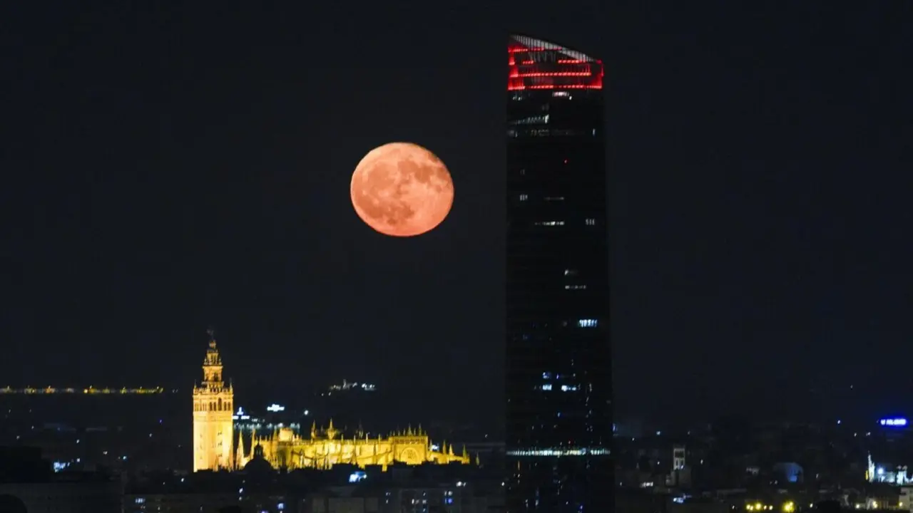  Archivo - La &ldquo;Superluna del Ciervo&rdquo;, a 22 de julio de 2024 en Sevilla (Andaluc&iacute;a, Espa&ntilde;a) La &ldquo;Superluna del Ciervo&rdquo; se ha podido ver hoy en Sevilla tras la Catedral y Torre Sevilla<br>- Joaquin Corchero - Europa Press - Archivo 