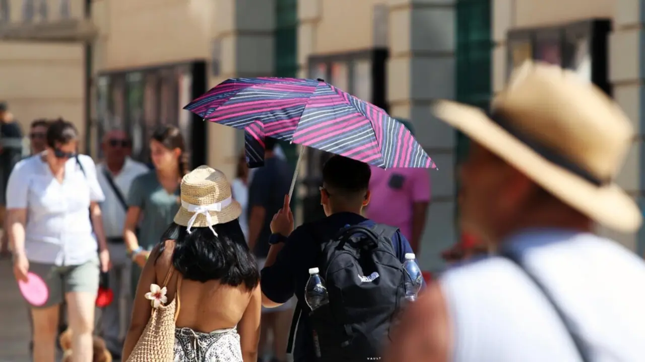  Viandantes soportan las altas temperaturas por las calles de M&aacute;laga<br>- &Aacute;lex Zea - Europa Press 