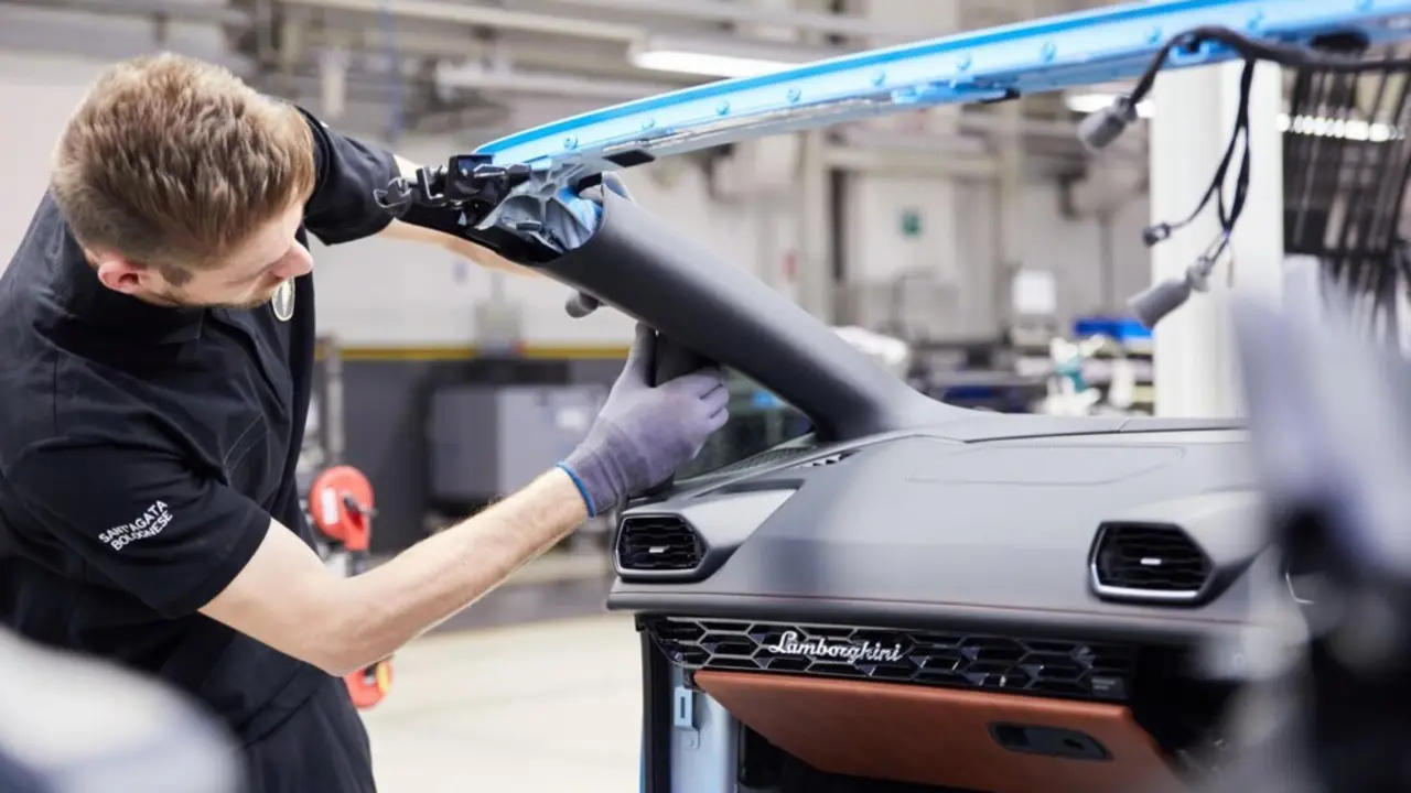  Archivo - Un trabajador en una f&aacute;brica de veh&iacute;culos.<br>- LAMBORGHINI - Archivo 