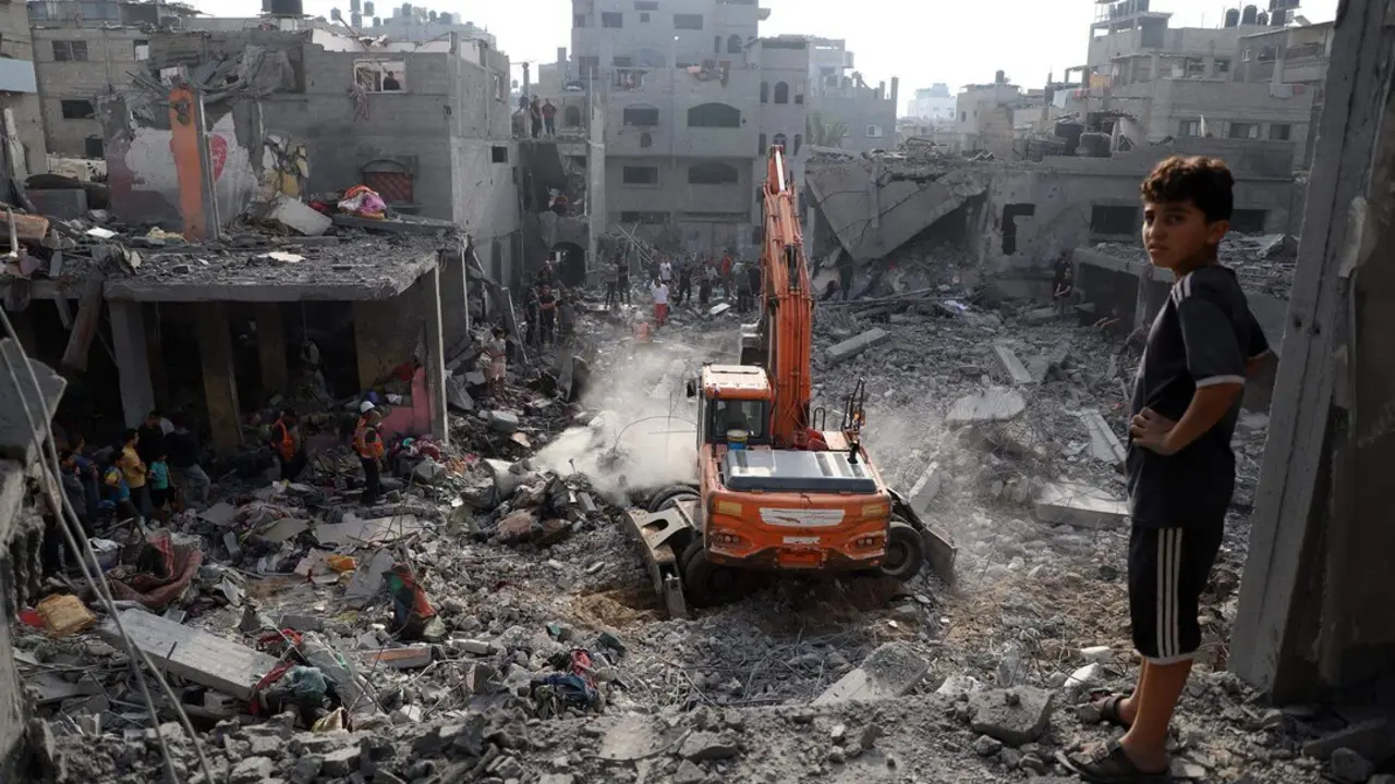  Un ni&ntilde;o palestino delante de varios edificios destruidos por un bombardeo israel&iacute; 