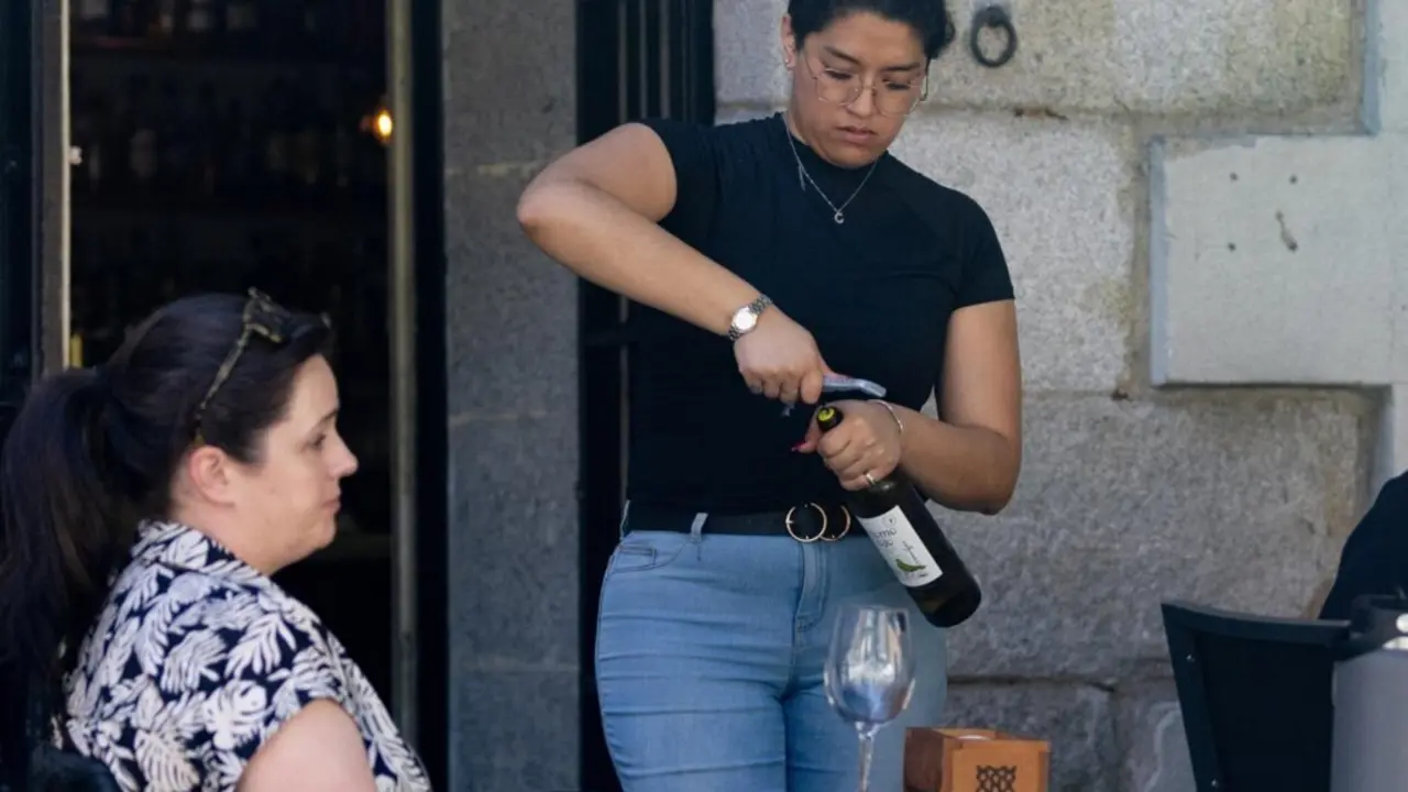  Archivo - Una camarera sirve una copa de vino, a 2 de julio de 2024, en Madrid (Espa&ntilde;a).<br>- Eduardo Parra - Europa Press - Archivo 