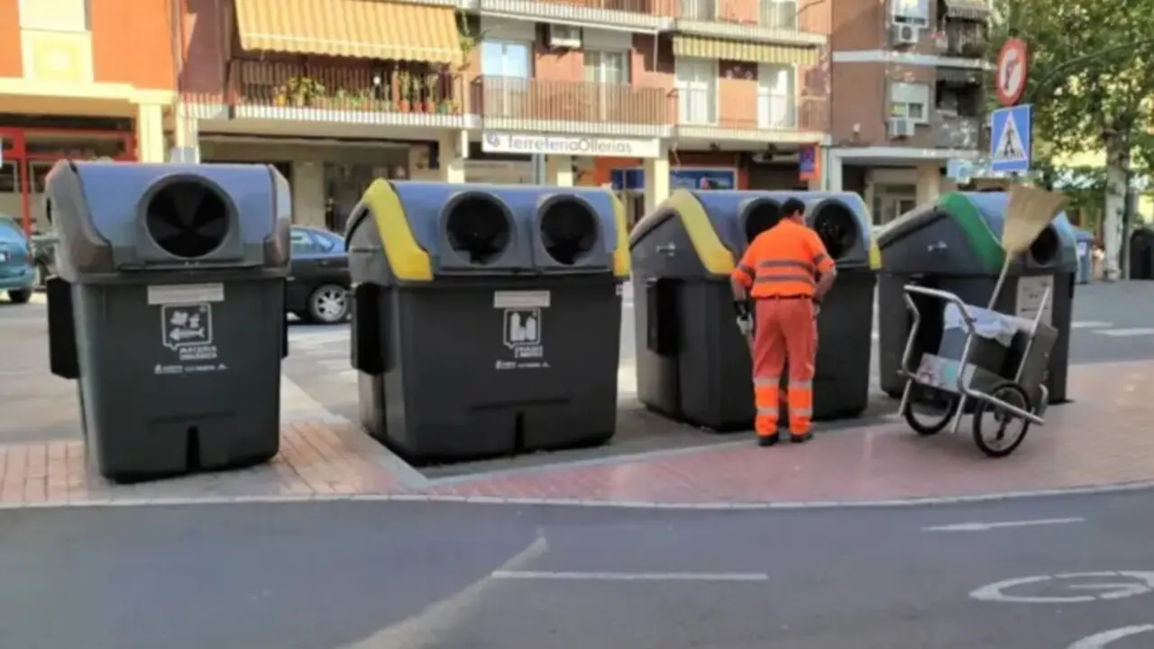  Archivo - Un trabajador de Sadeco junto a unos contenedores en una imagen de archivo.<br>- EUROPA PRESS - Archivo 