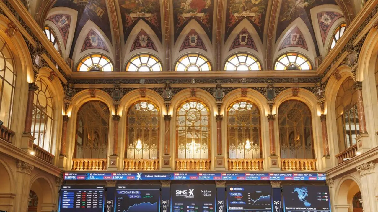  Paneles del Ibex 35 en el Palacio de la Bolsa, en Madrid 