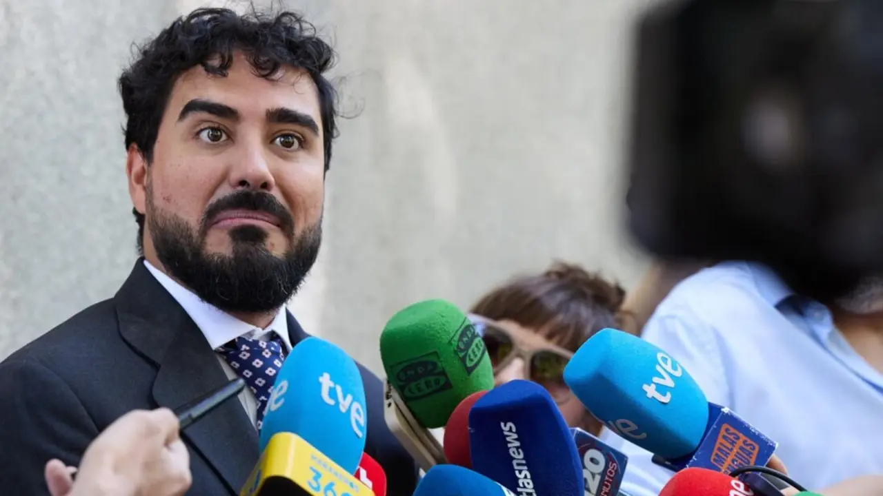  Archivo - El l&iacute;der de Se Acab&oacute; La Fiesta (SALF) y eurodiputado, Luis 'Alvise' P&eacute;rez, al salir de declarar en el Tribunal Supremo, a 11 de julio de 2025, en Madrid (Espa&ntilde;a).<br>- Jes&uacute;s Hell&iacute;n - Europa Press - Archivo 