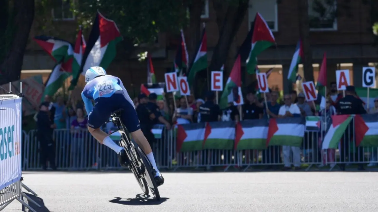  El israel&iacute; Nadav Raisberg, en un momento de su participaci&oacute;n en la contrarreloj de Valladolid con grupos pro Palestina condenando el genocidio en Palestina.<br>- Photogenic/Claudia Alba - Europa Press 