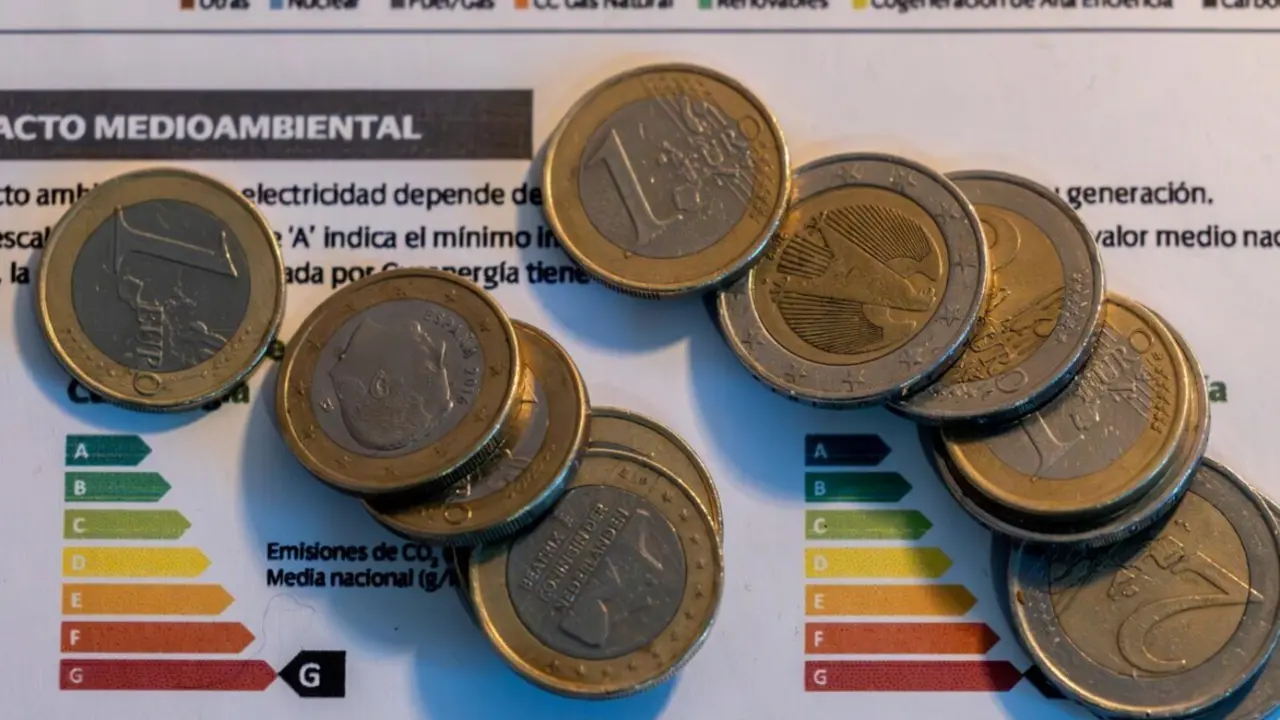  Archivo - Varias monedas sobre una factura<br>- Ricardo Rubio - Europa Press - Archivo 