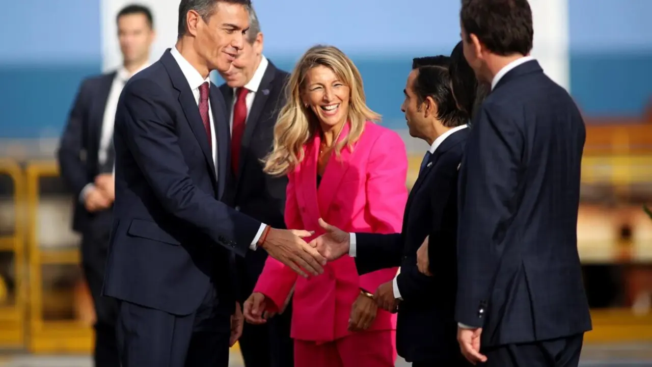 El presidente del Gobierno, Pedro S&aacute;nchez, saluda a su llegada a la ceremonia de la botadura de la fragata F-111, en el astillero de Navantia, a 11 de septiembre de 2025, en Ferrol, A Coru&ntilde;a, Galicia (Espa&ntilde;a). Durante el acto, Do&ntilde;a Sof&iacute;a amadrina la botad<br>- Ra&uacute;l Lomba - Europa Press 