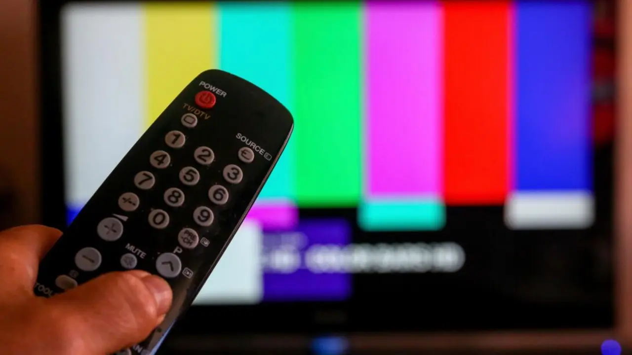  Archivo - Una persona utiliza su mando de la televisi&oacute;n - Ricardo Rubio - Europa Press - Archivo 