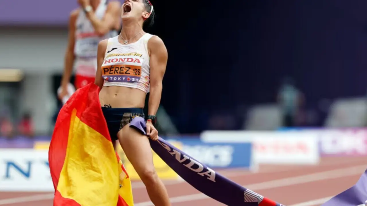  Mar&iacute;a P&eacute;rez, de Espa&ntilde;a, celebra tras ganar la prueba femenina de 35 kil&oacute;metros marcha en el Campeonato Mundial de Atletismo 2025, celebrado en Tokio (Jap&oacute;n) el 13 de septiembre de 2025. / FRANCK ROBICHON (EFE) 