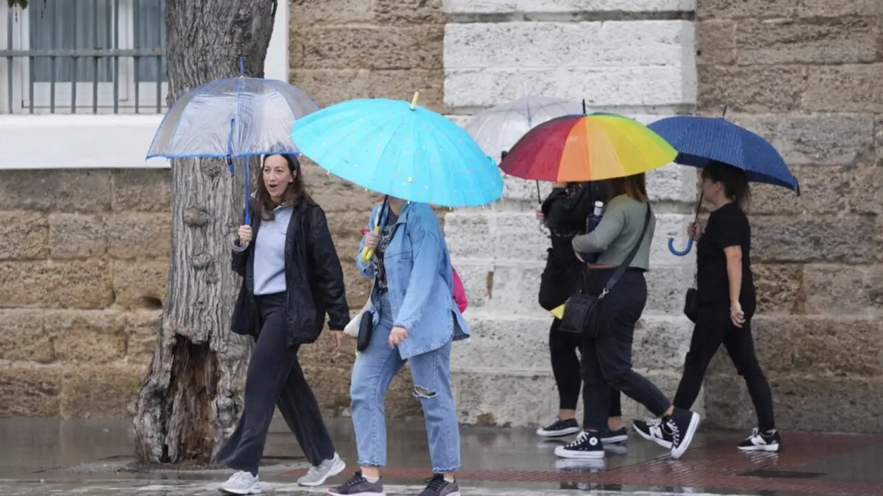  Archivo - Transeuntes bajo sus paraguas durante la intensa lluvia. A 11 de octubre de 2024, en C&aacute;diz (Andaluc&iacute;a, Espa&ntilde;a).<br>- Joaquin Corchero - Europa Press - Archivo 
