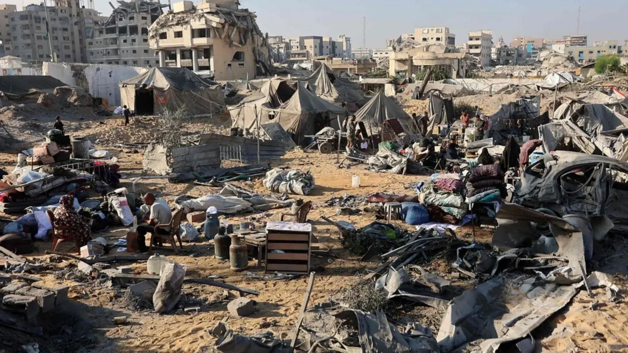  Palestinos desplazados comprueban lo que quedan de sus tiendas tras un bombardeo israel&iacute; en la ciudad de Gaza OMAR AL-QATTAA / AFP 