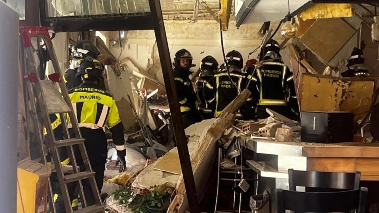  Bomberos del Ayuntamiento de Madrid realizan tareas de desescombro en un bar de la capital tras producirse una explosi&oacute;n, el 13 de septiembre de 2025.<br>- EMERGENCIAS MADRID 