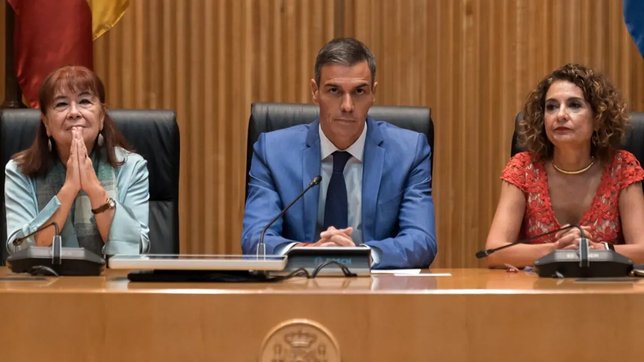  El presidente del Gobierno, Pedro S&aacute;nchez, acompa&ntilde;ado por la vicepresidenta del Gobierno y ministra de Hacienda, Mar&iacute;a Jes&uacute;s Montero y por la presidenta del PSOE, Cristina Narbona, preside la reuni&oacute;n interparlamentaria del Grupo Socialista (Congreso, Sen<br>- Diego Radam&eacute;s - Europa Press 