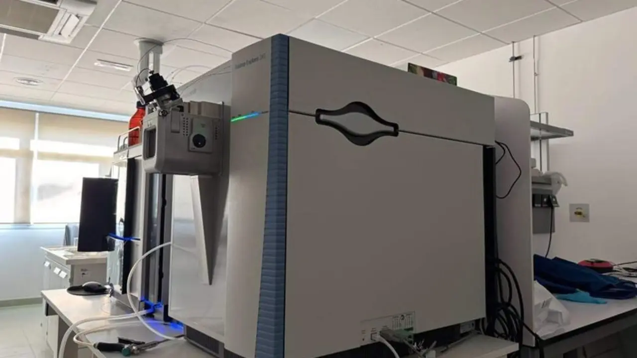  Los expertos emplearon una t&eacute;cnica anal&iacute;tica denominada espectometr&iacute;a de masas de alta resoluci&oacute;n, que identifica las sustancias y compuestos qu&iacute;micos. - FUNDACI&Oacute;N DESCUBRE 