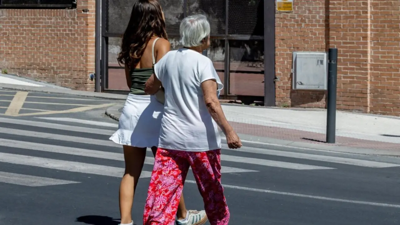  Archivo - Una joven del brazo de una mujer mayor<br>- Ricardo Rubio - Europa Press - Archivo 