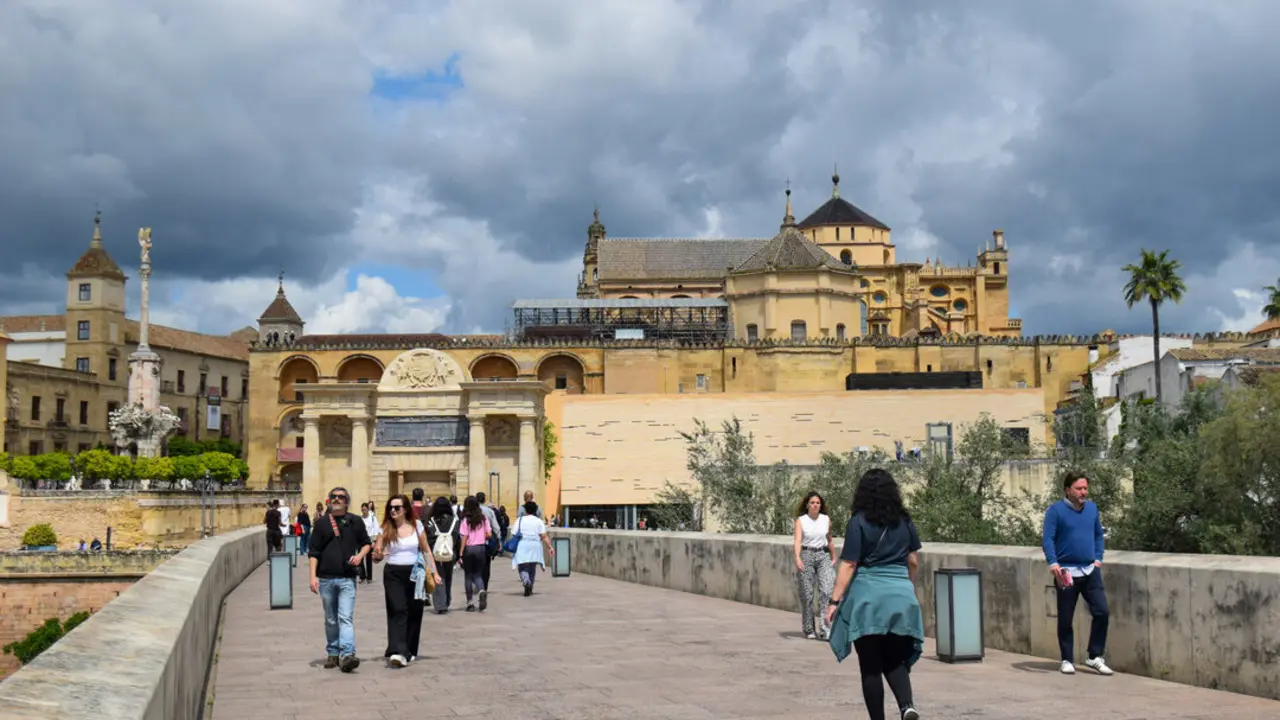  Gente caminando por el Puente Romano. CBN 