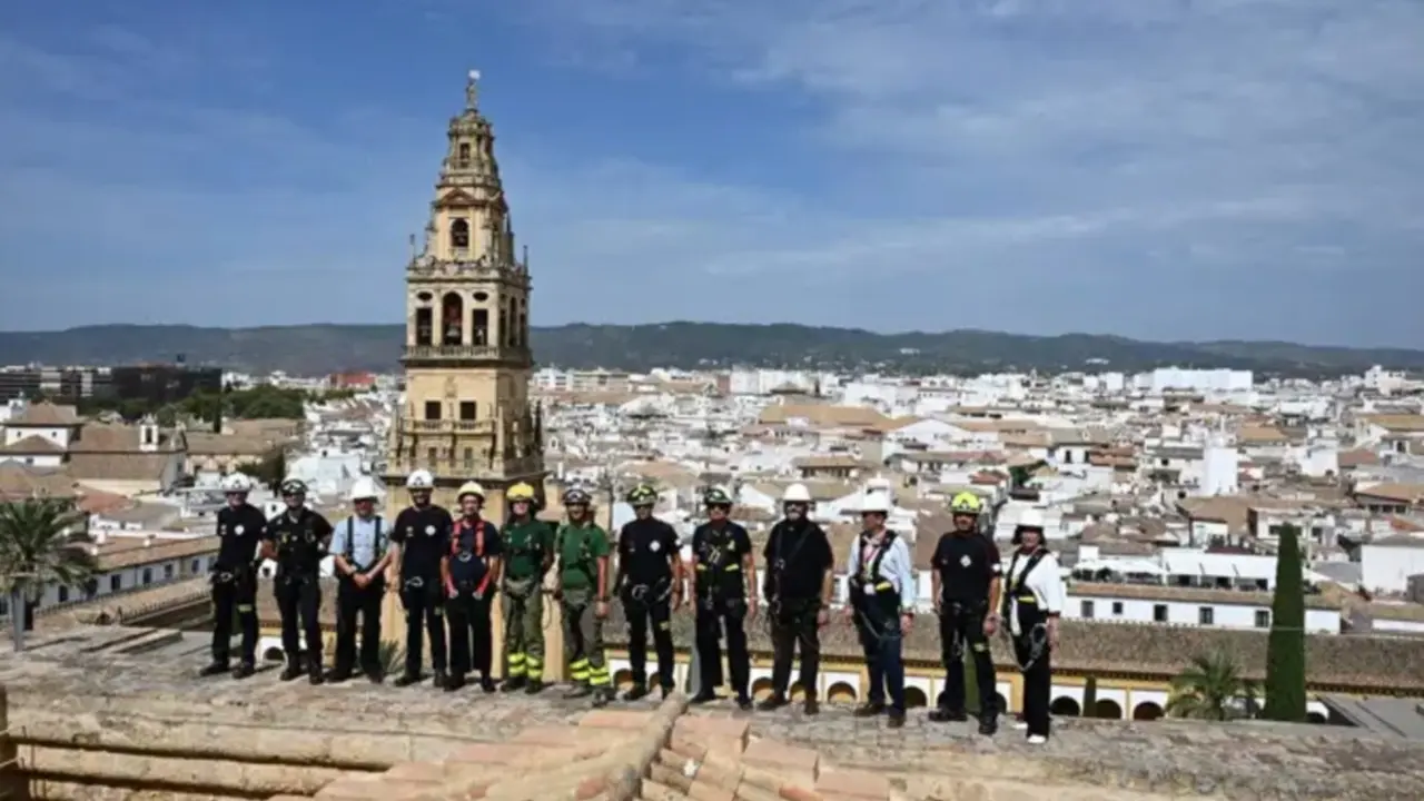  Bomberos de Par&iacute;s, Madrid e Infoca han accedido a las cubiertas de la Mezquita de C&oacute;rdoba durante la visita al monumento 