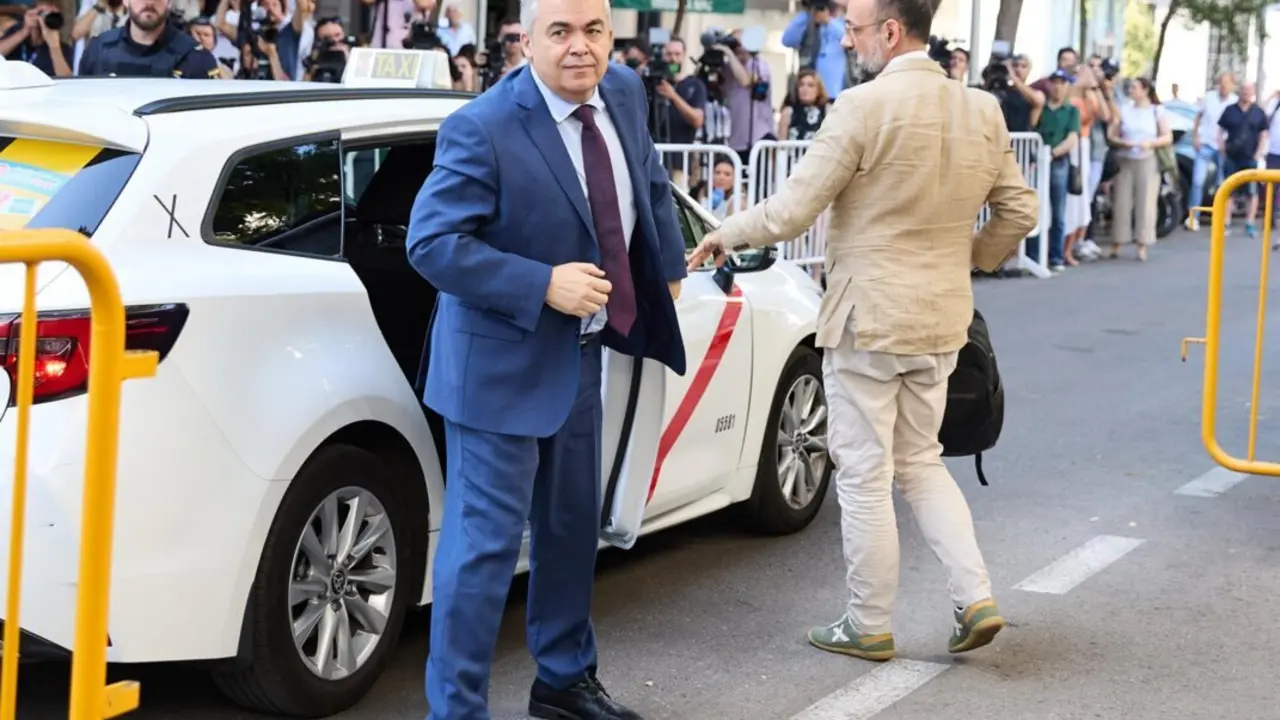  Archivo - El exsecretario de Organizaci&oacute;n del PSOE Santos Cerd&aacute;n a su llegada a declarar en el Tribunal Supremo, a 30 de junio de 2025, en Madrid<br>- JESUS HELLIN - EUROPA PRESS - Archivo 