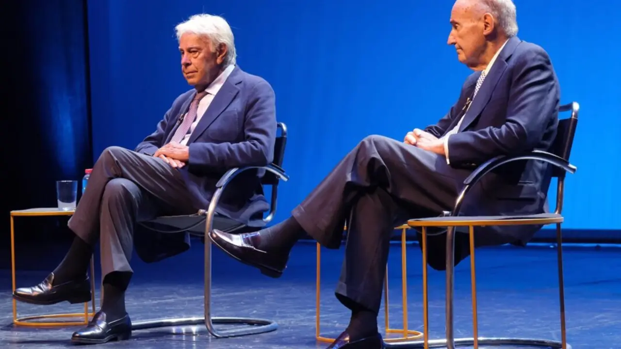  El expresidente del Gobierno Felipe Gonz&aacute;lez (i) y el abogado y 'padre' de la Constituci&oacute;n, Miquel Roca (d), durante el acto para conmemorar el 40 aniversario de la adhesi&oacute;n de Espa&ntilde;a a la Uni&oacute;n Europea, en el Auditorium de Palma.<br>- Isaac Buj - Europa Press 