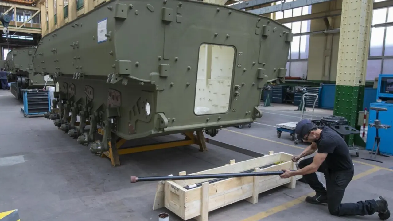  Archivo - Operario trabajando en una f&aacute;brica<br>- Jorge Peteiro - Europa Press - Archivo 