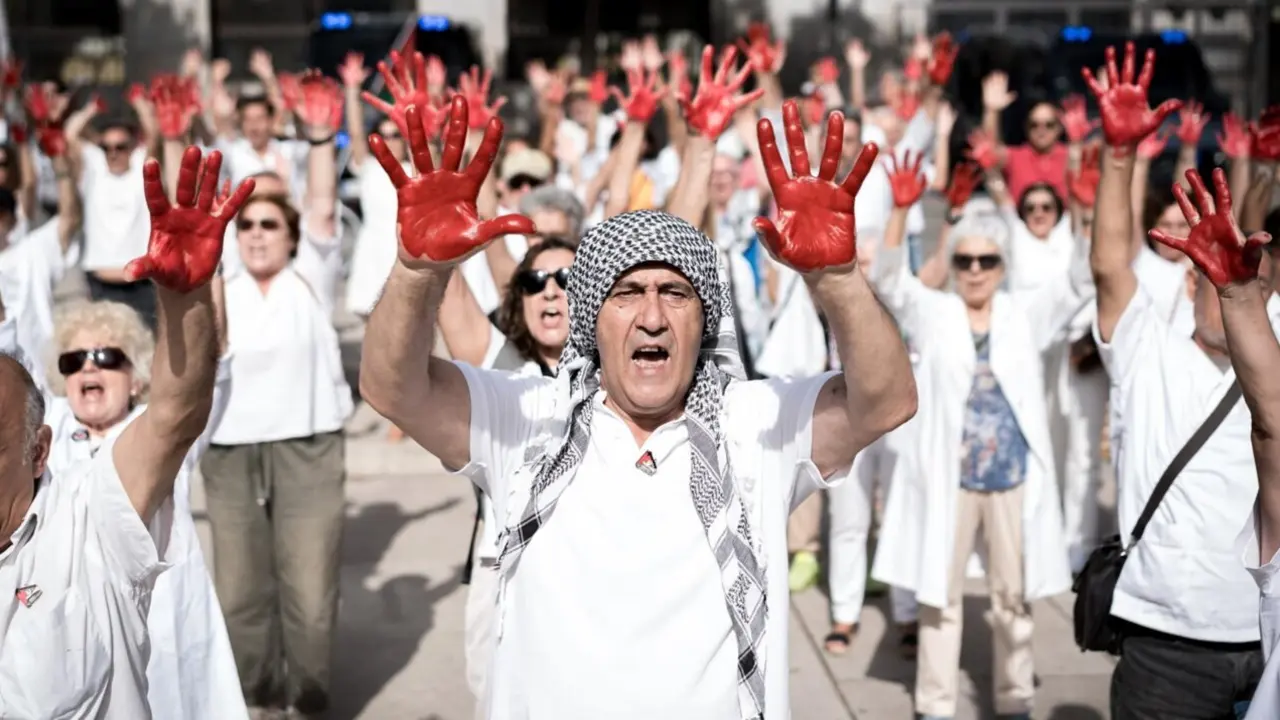  Decenas de personas con las manos pintadas de rojo durante un homenaje al personal sanitario que trabaja en Gaza, frente al Museo de Arte Contempor&aacute;neo (MARCO), a 20 de septiembre de 2025, en Madrid(Espa&ntilde;a).<br>- Diego Radam&eacute;s - Europa Press 