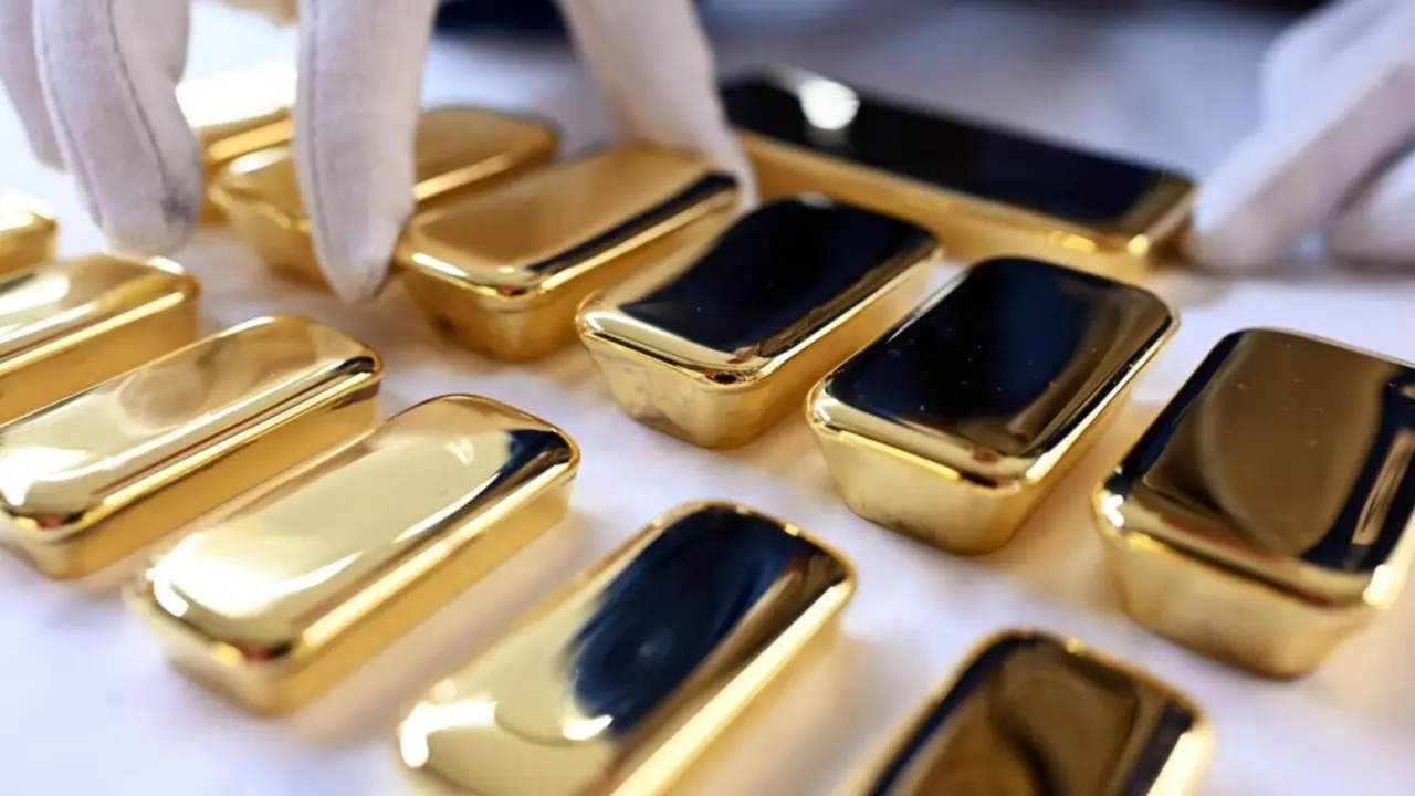  Archivo - FILED - 20 March 2023, Baden-W&uuml;rttemberg, Pforzheim: Gold bars on display at Agosi AG in Pforzheim. After sharp increases over the past few sessions, gold prices reached a new record high on Friday. Photo: Uli Deck/dpa.<br>- Uli Deck/dpa - Archivo 