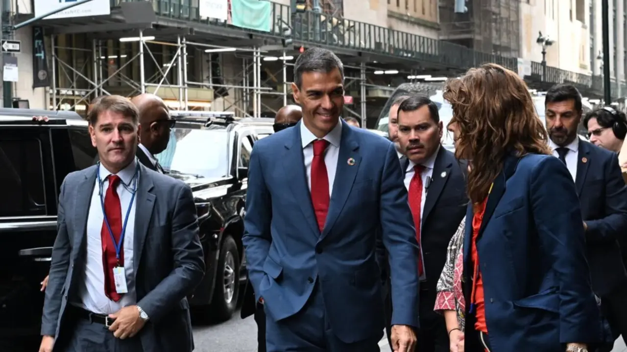  El presidente del Gobierno, Pedro S&aacute;nchez (c), durante un encuentro con inversores en la Oficina Econ&oacute;mica y Comercial de Espa&ntilde;a, a 22 de septiembre de 2025, en Nueva York (Estados Unidos).<br>- Pool Moncloa/Borja Puig de la Bellacasa 