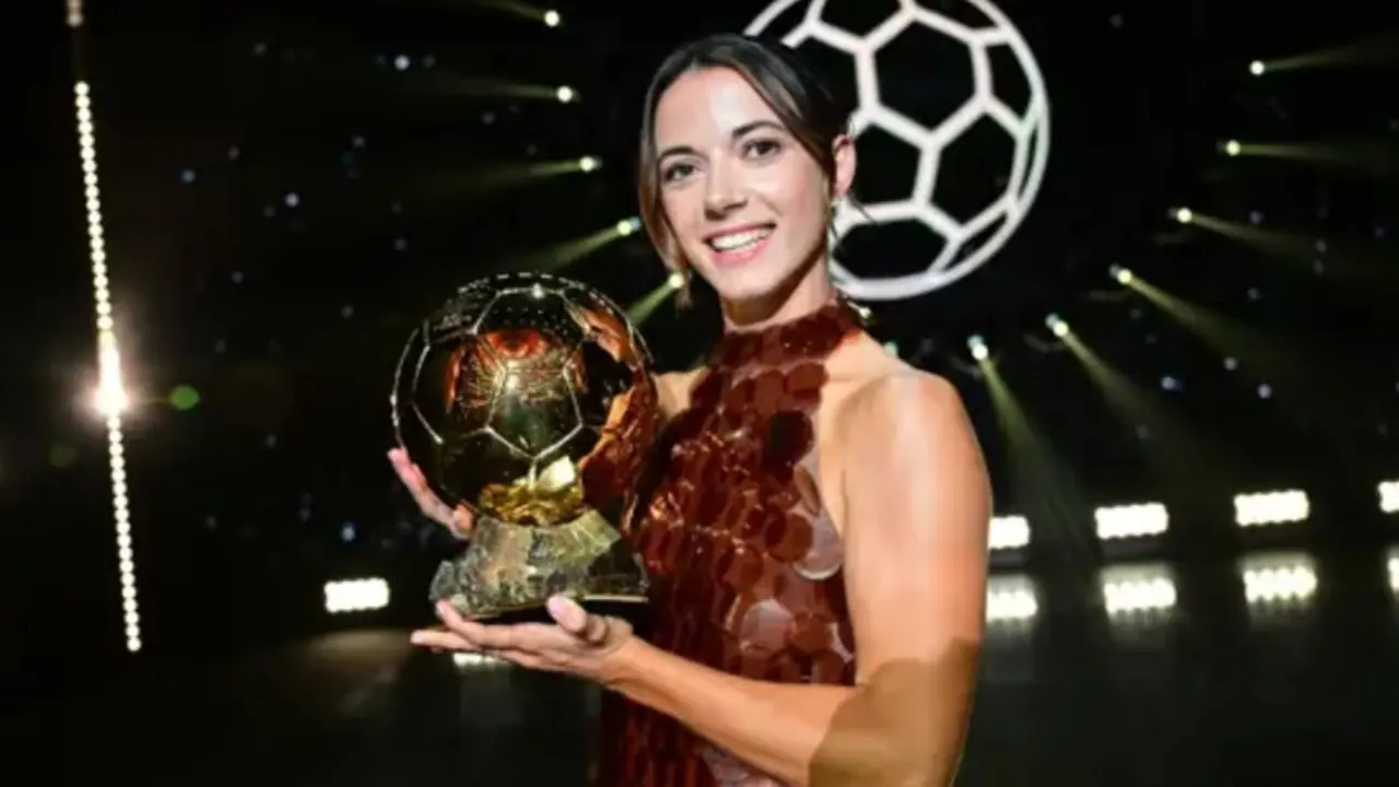  Aitana Bonmat&iacute; con su tercer Bal&oacute;n de Oro femenino 