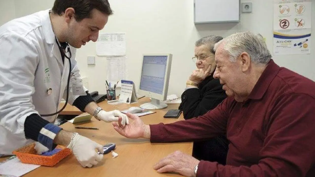  M&eacute;dico de familia en consulta. 