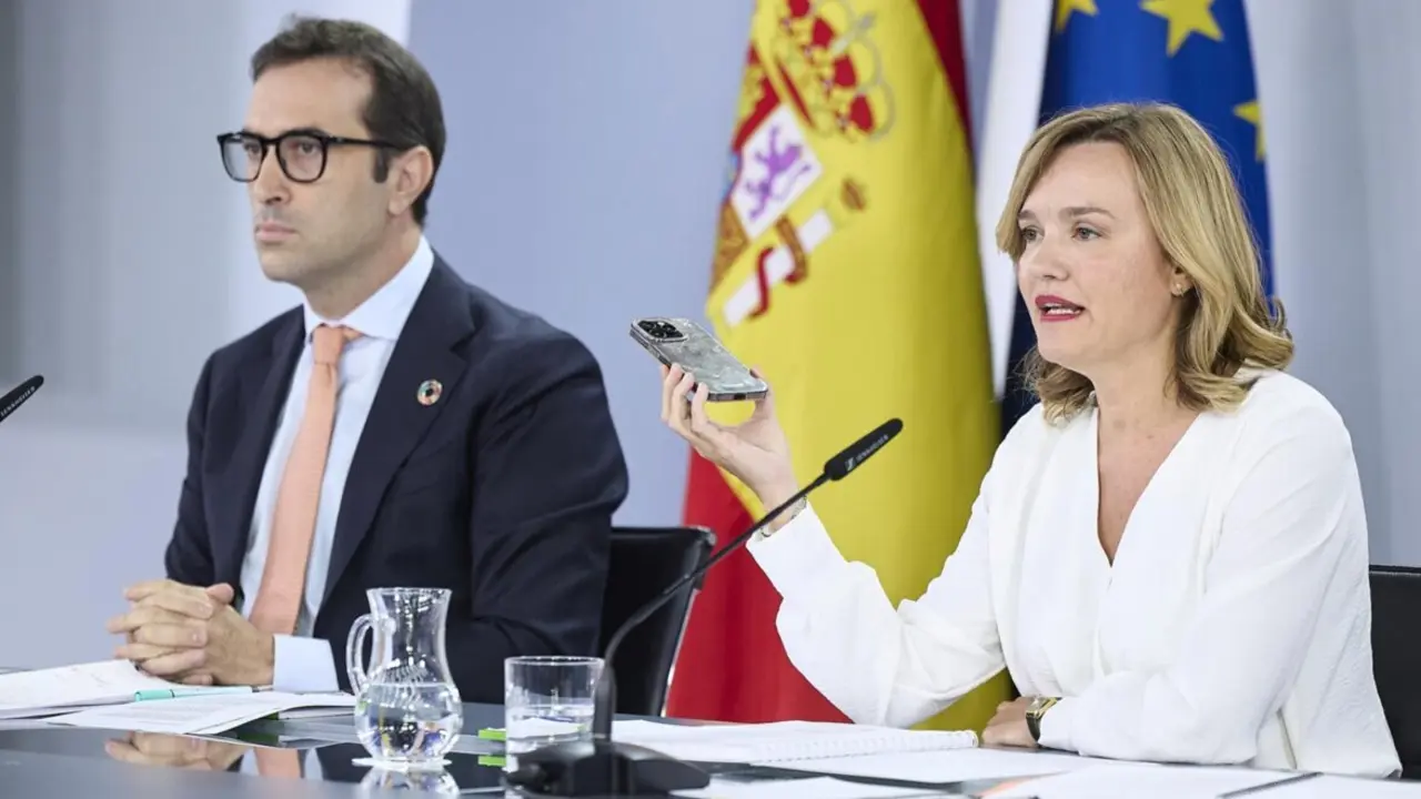  El miistro de Econom&iacute;a, Comercio y Empresa, Carlos Cuerpo, y la ministra de Educaci&oacute;n, Formaci&oacute;n Profesional y Deportes y portavoz del Gobienrno, Pilar Alegr&iacute;a, durante una rueda de prensa tras el Consejo de Ministros, en el Palacio de la Moncloa, a 23 de<br>- Jes&uacute;s Hell&iacute;n - Europa Press 