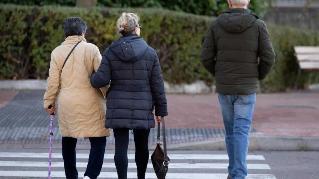  Archivo - Personas mayores pasean.<br>- Eduardo Parra - Europa Press - Archivo 