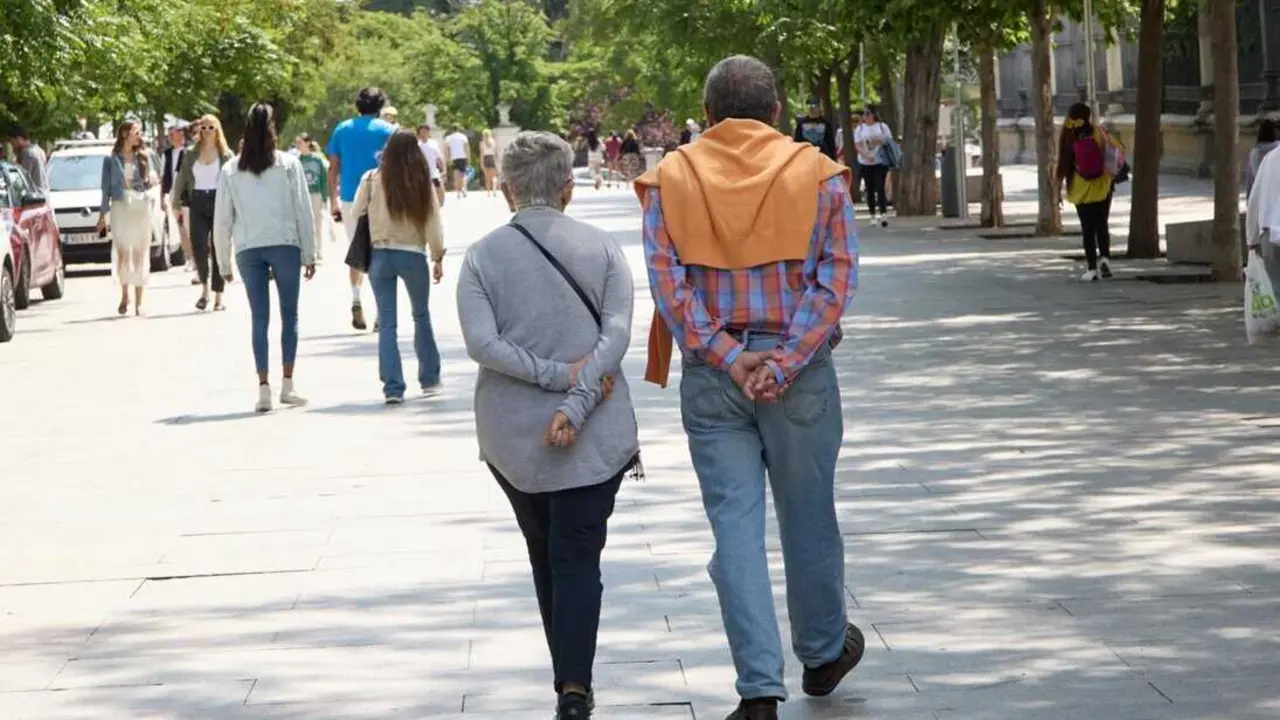  Archivo - Una pareja camina por Paseo del Prado.<br>- Jes&uacute;s Hell&iacute;n - Europa Press - Archivo 