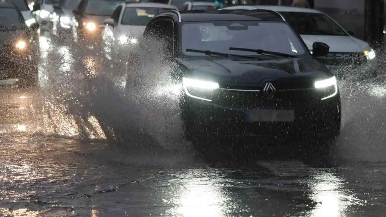  Archivo - Un coche salpica agua<br>- Photogenic/Pablo Requejo - Europa Press - Archivo 