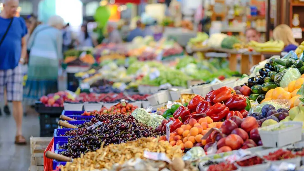  Puestos de venta de fruta fresca en un mercado. 
