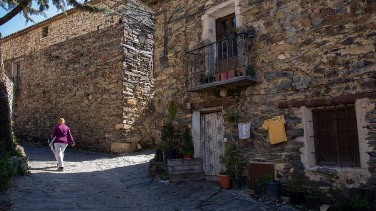  Archivo - Una mujer en una de las calles de Patones de Arriba, a 6 de abril de 2022, en Patones de Arriba, Madrid (Espa&ntilde;a). Patones de Arriba se ubica en el Valle del Jarama, a 60 kil&oacute;metros de Madrid y representa uno de los mejores ejemplos de arquitectu<br>- Rafael Bastante - Europa Press - Archivo 