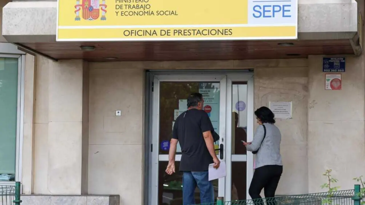  Archivo - Varias personas entrando en una oficina de prestaciones<br>- Marta Fern&aacute;ndez Jara - Europa Press - Archivo 