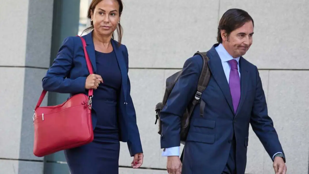  Archivo - La expresidenta de Adif Isabel Pardo de Vera (i), a su llegada a declarar, junto a su abogado, como imputada por el &lsquo;caso Koldo&rsquo; en la Audiencia Nacional, a 21 de julio de 2025, en Madrid (Espa&ntilde;a).<br>- Jes&uacute;s Hell&iacute;n - Europa Press - Archivo 