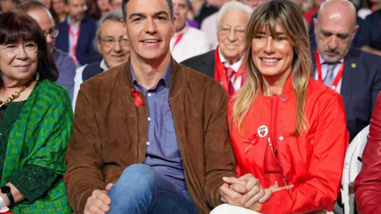  Archivo - El Presidente del Gobierno, Pedro S&aacute;nchez, y su esposa Bego&ntilde;a G&oacute;mez durante la clausura del 41&ordm; Congreso Federal del PSOE en el Palacio de Congresos y Exposiciones. A 1 de diciembre de 2024, en Sevilla, Andaluc&iacute;a (Espa&ntilde;a).<br>- Francisco J. Olmo - Europa Press - Archivo 