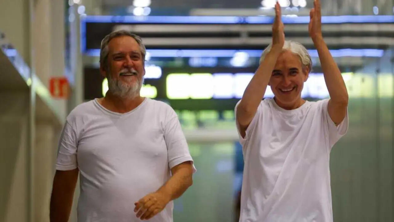  El concejal de ERC en Barcelona, Jordi Coronas, y la exalcaldesa de Barcelona, Ada Colau, a su llegada al Aeropuerto Josep Tarradellas Barcelona-El Prat, a 5 de octubre de 2025, en Barcelona, Catalunya (Espa&ntilde;a). Se trata del primer grupo de 21 ciudadanos<br>- Kike Rinc&oacute;n - Europa Press 