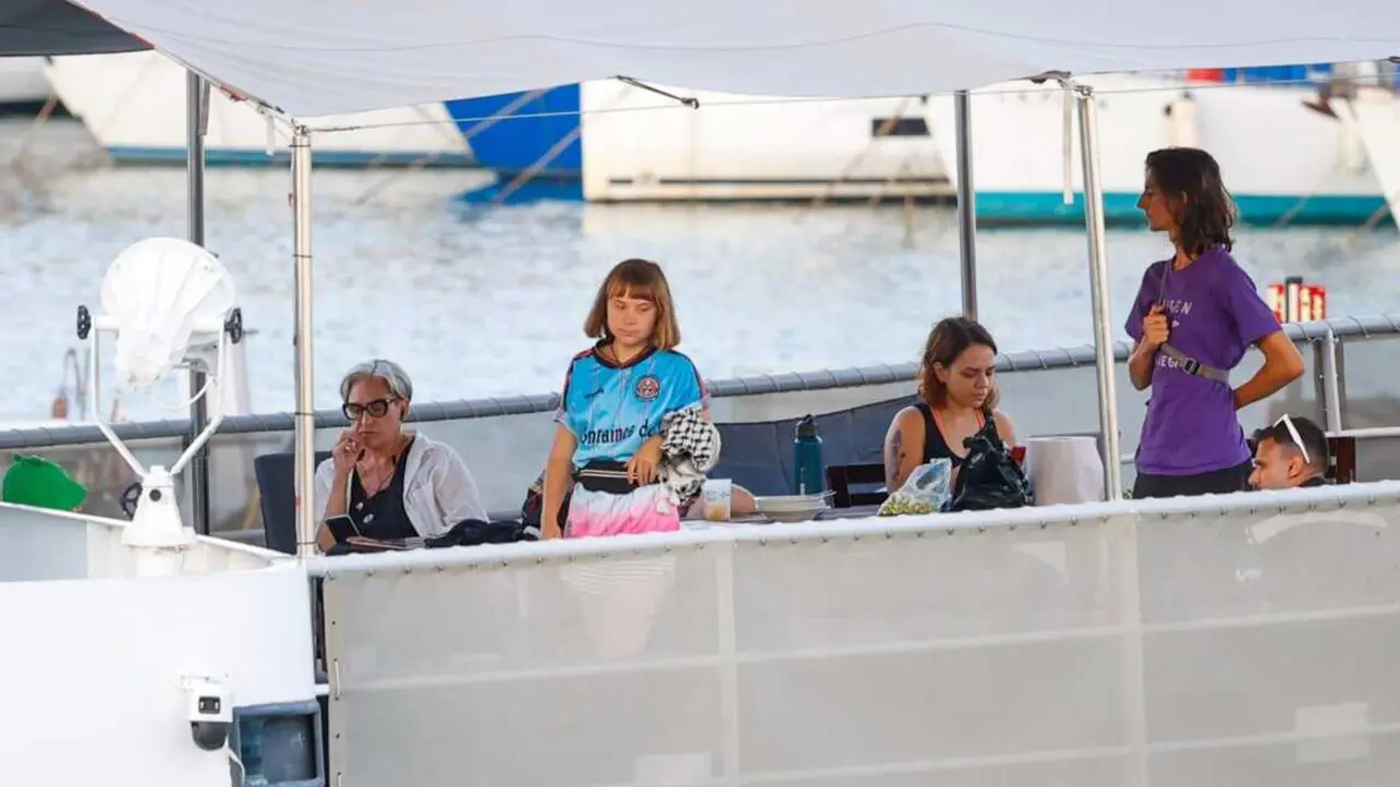  Archivo - La activista sueca Greta Thunberg y la exalcaldesa de Barcelona Ada Colau a bordo de un barco de la Global Sumud Flotilla en el puerto de Barcelona<br>- Kike Rinc&oacute;n - Europa Press - Archivo 