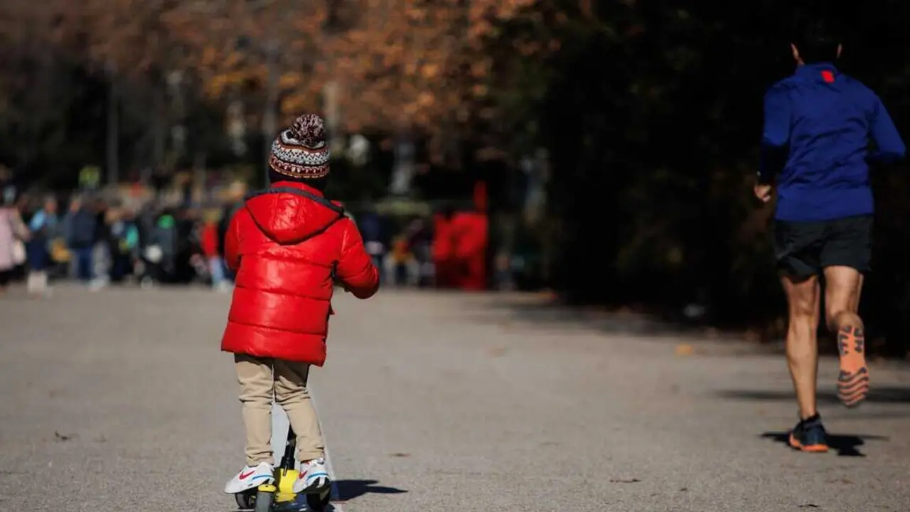  Archivo - Un ni&ntilde;o sobre un patinete en un parque.<br>- Alejandro Mart&iacute;nez V&eacute;lez - Europa Press - Archivo 