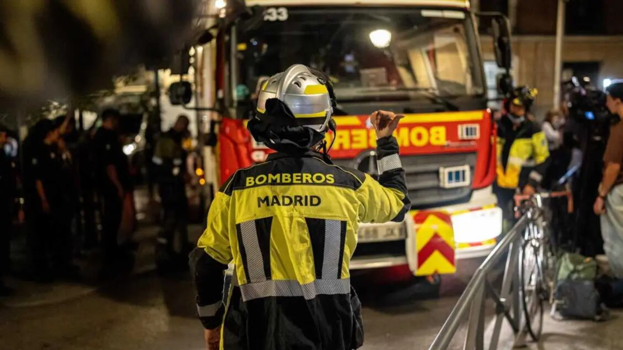  Varios bomberos de Madrid trabajan en las inmediaciones donde se ha derrumbado un edificio en obras, en la zona de &Oacute;pera<br>- Gabriel Luengas - Europa Press 
