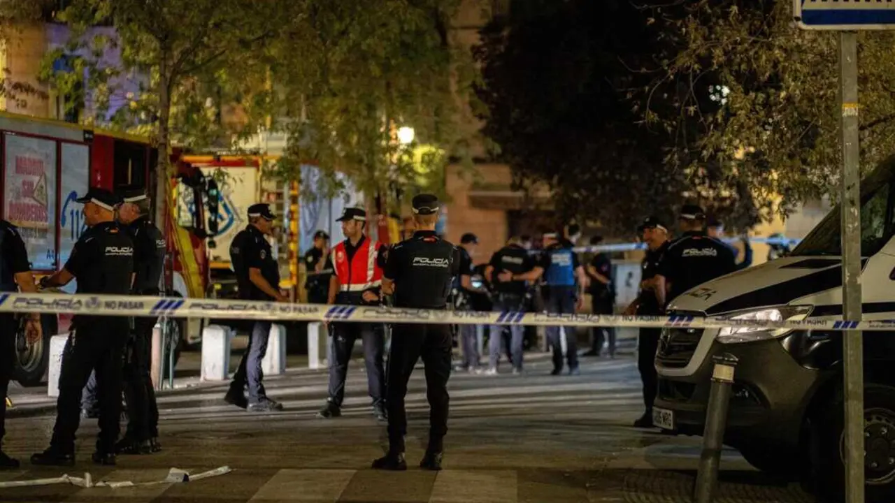  Varios agentes de Polic&iacute;a trabajan en las inmediaciones donde se ha derrumbado un edificio en obras, en la zona de &Oacute;pera, a 7 de octubre de 2025, en Madrid (Espa&ntilde;a).<br>- Gabriel Luengas - Europa Press 
