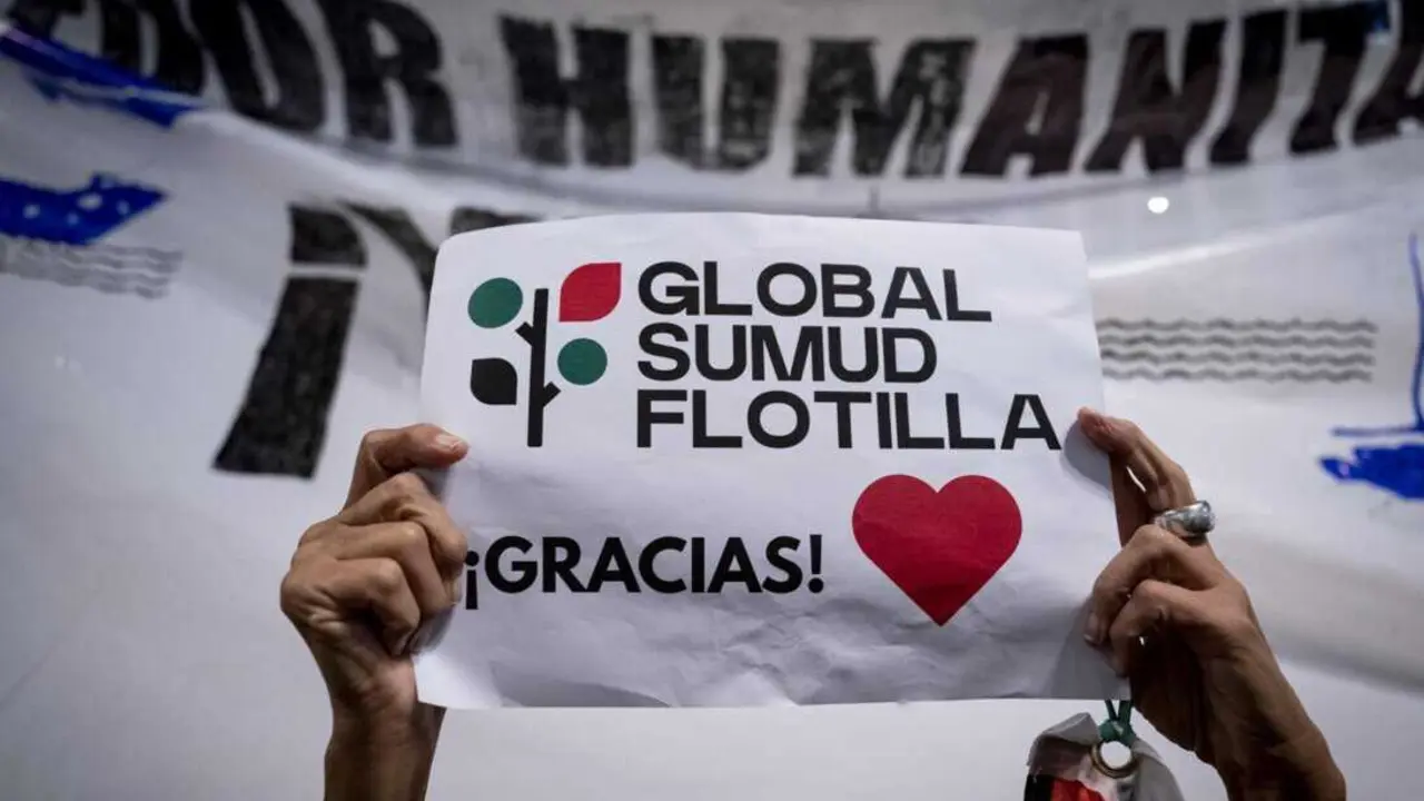  Decenas de personas esperan la llegada de los 21 ciudadanos espa&ntilde;oles integrantes de la Sumud Global Flotilla al Aeropuerto Adolfo Su&aacute;rez Madrid-Barajas<br>- A. P&eacute;rez Meca - Europa Press 